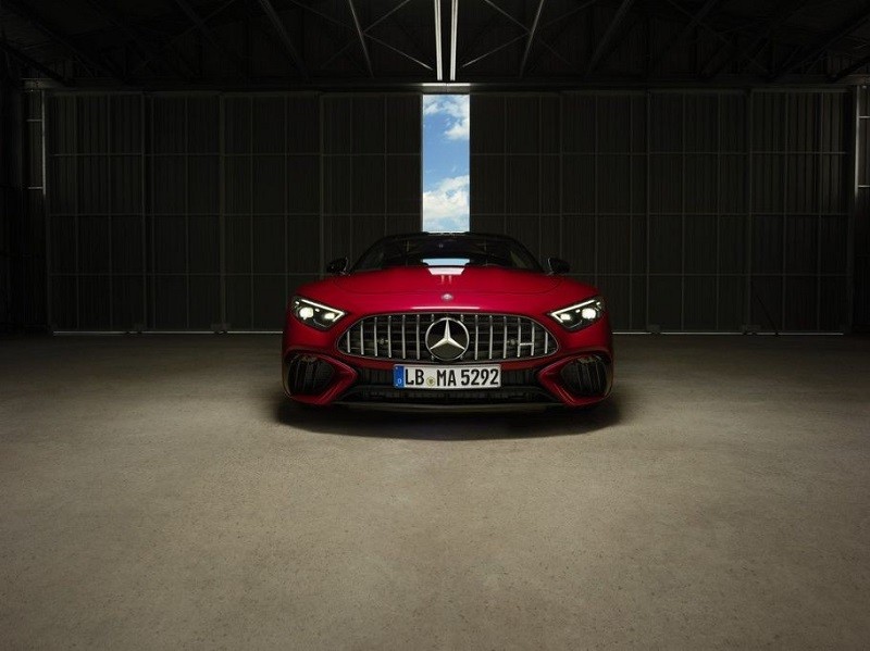 Cận cảnh xe thể thao mui trần Mercedes-AMG SL ra mắt tại Việt Nam, giá từ 6,959 tỷ đồng