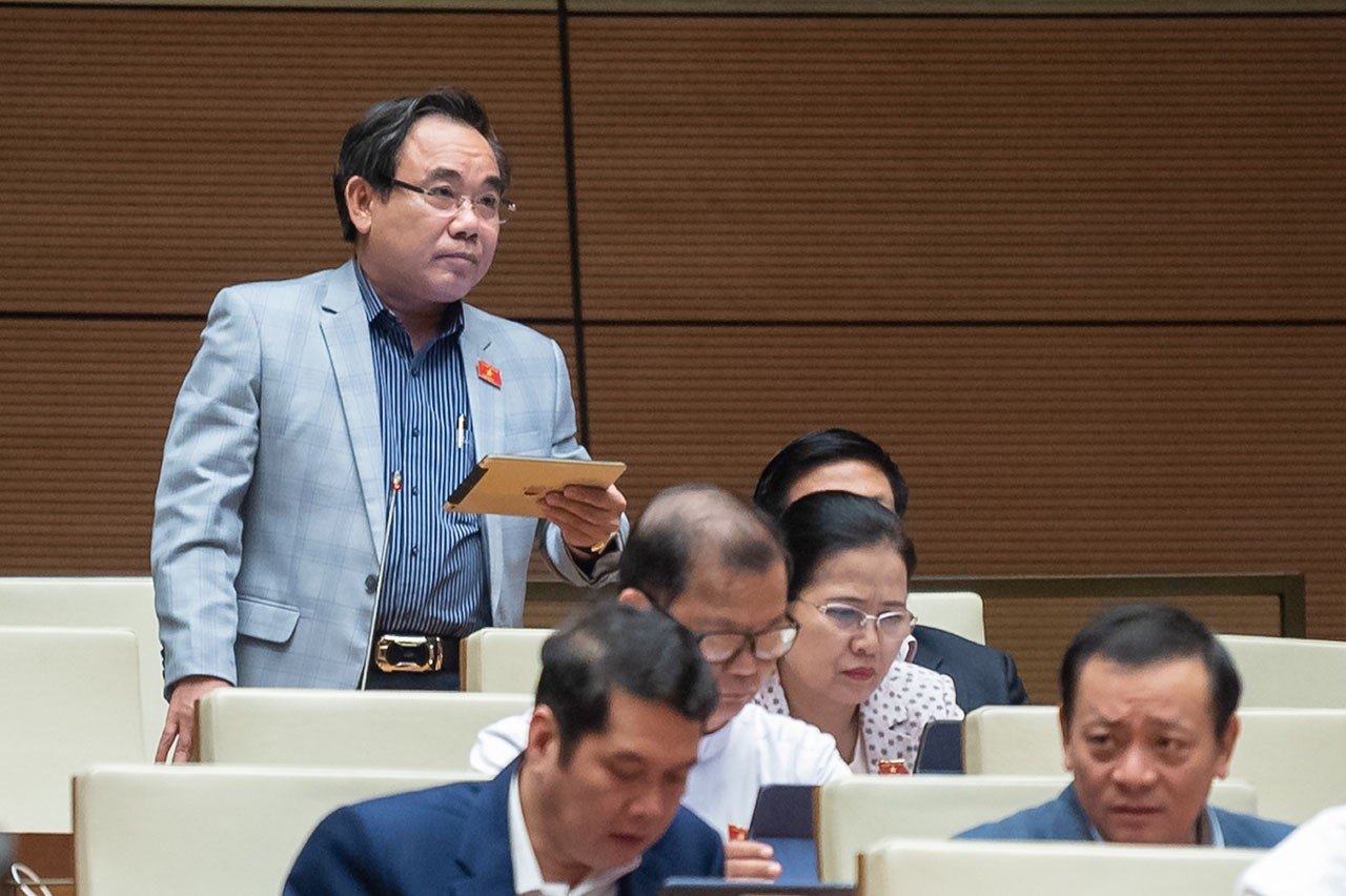đại biểu Lê Hữu Trí, đoàn đại biểu Quốc hội tỉnh Khánh Hòa phát biểu tại phiên họp chiều 24/11.