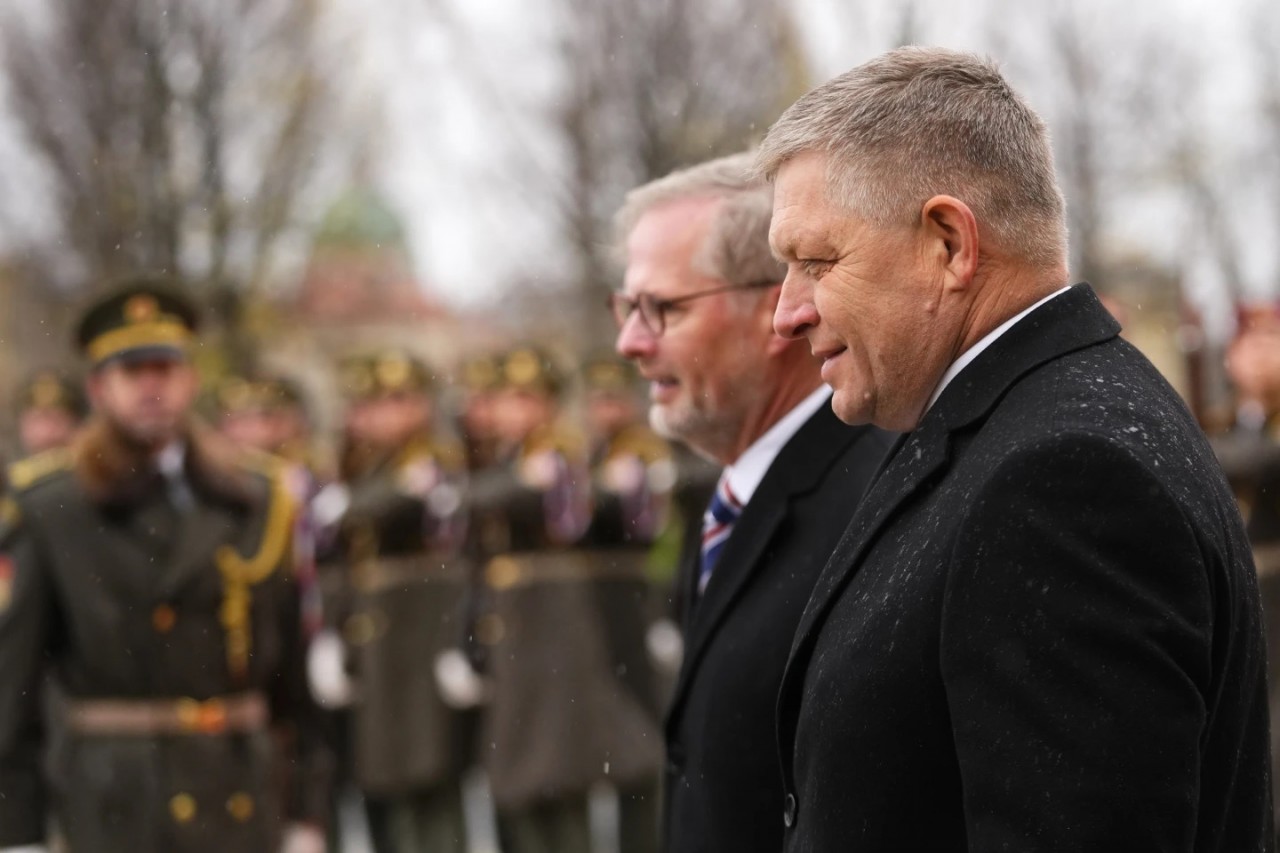 Thủ tướng Czech Petr Fiala trong lễ đón người đồng cấp Slovakia Robert Fico (phải) thăm Prague, ngày 24/11. (Nguồn: AP)