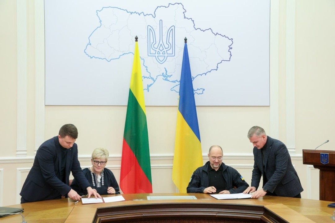 Thủ tướng Ukraine Denys Shmyhal và người đồng cấp Lithuania Ingrida Simonyte ký kết thỏa thuận hợp tác, tại Kiev, ngày 24/11. (Nguồn: ukrinform) 