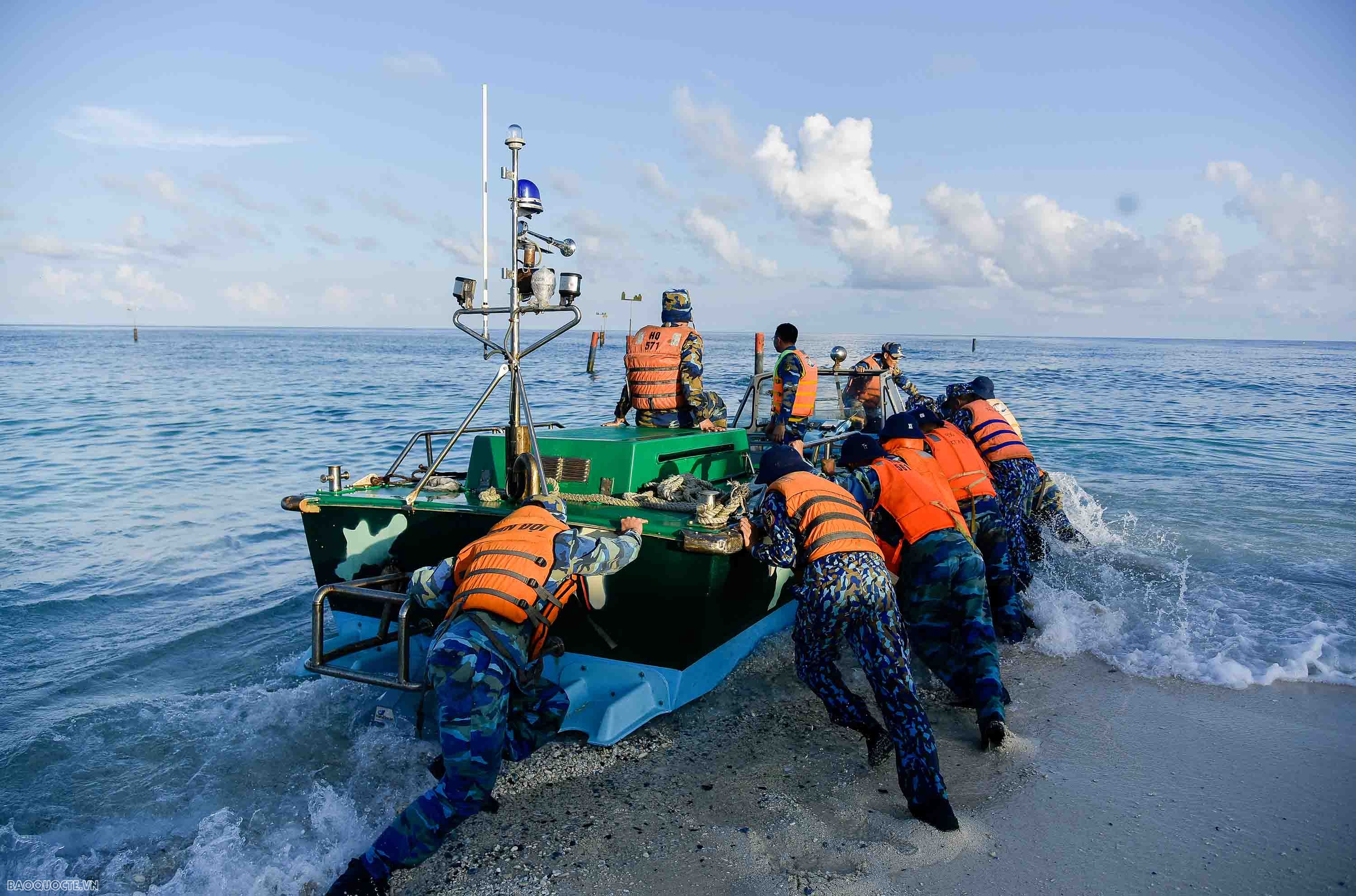 Crossing the waves to reach An Bang island