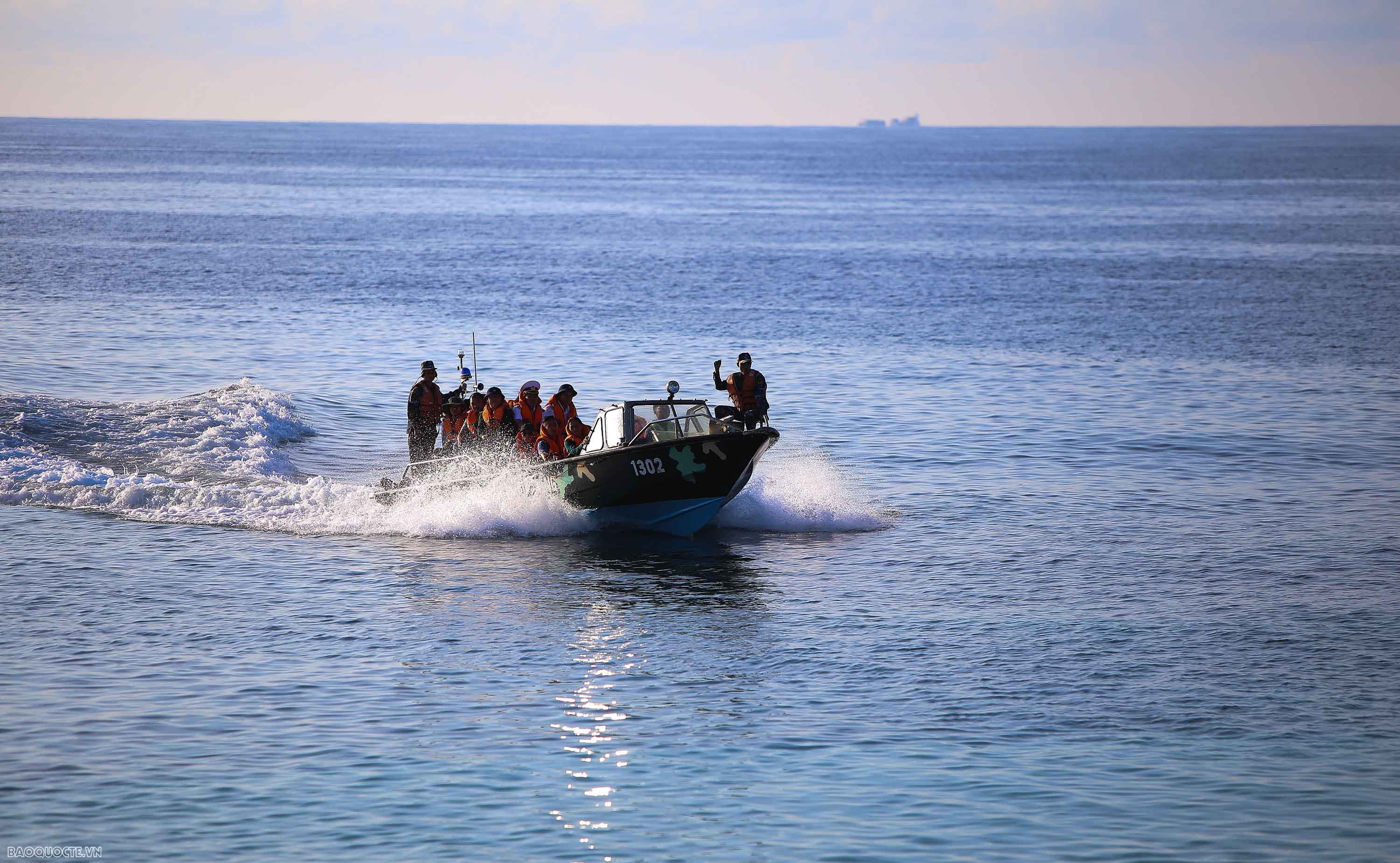 Crossing the waves to reach An Bang island