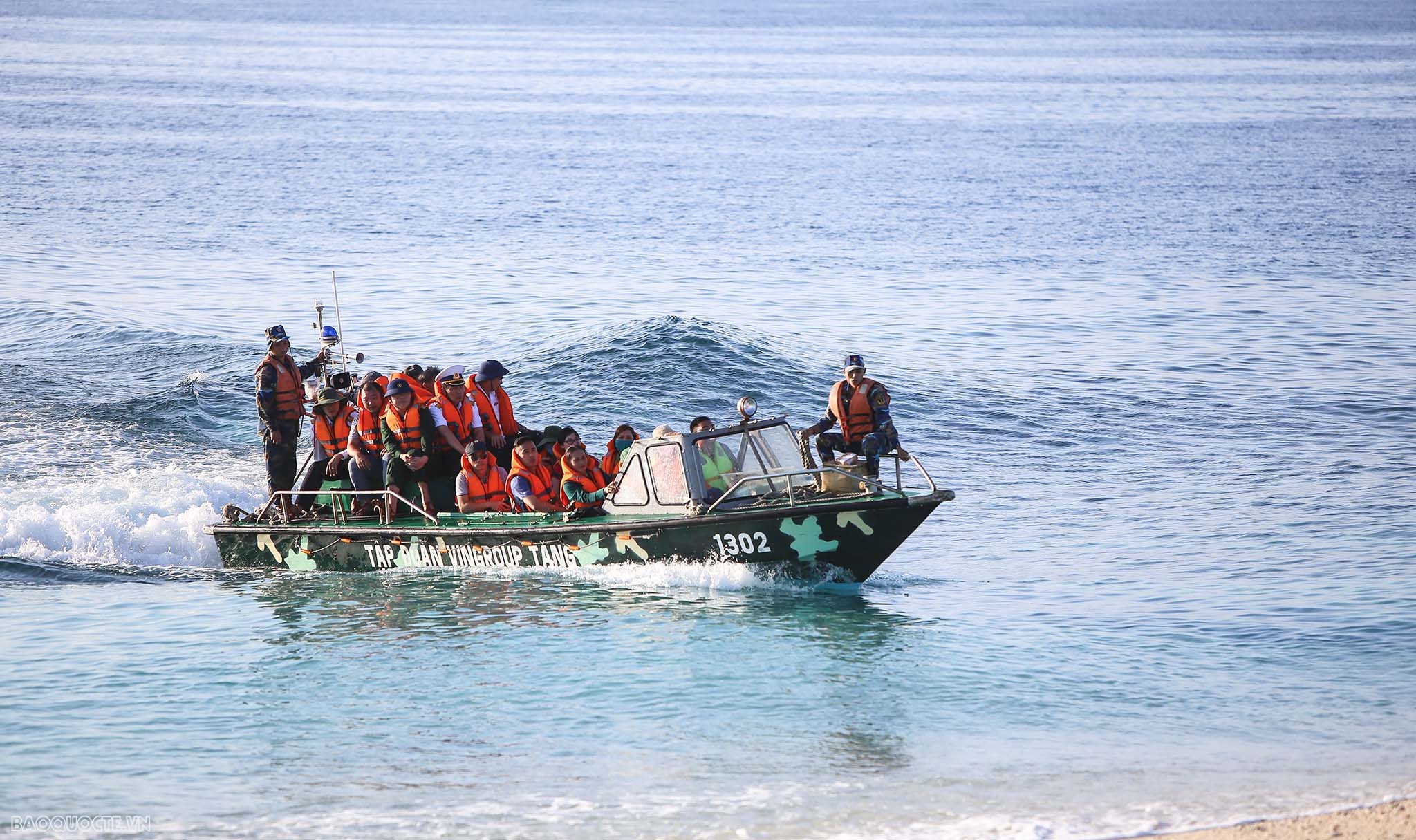 Crossing the waves to reach An Bang island