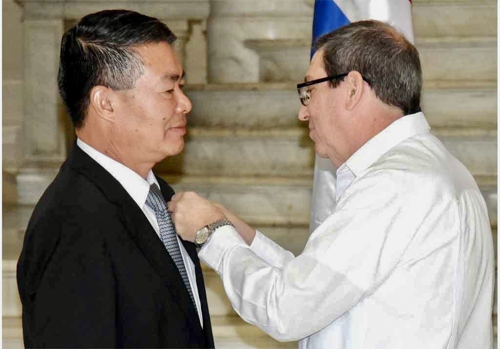 Cuba trao tặng Huy chương Hữu Nghị cho Đại sứ Lê Thanh Tùng