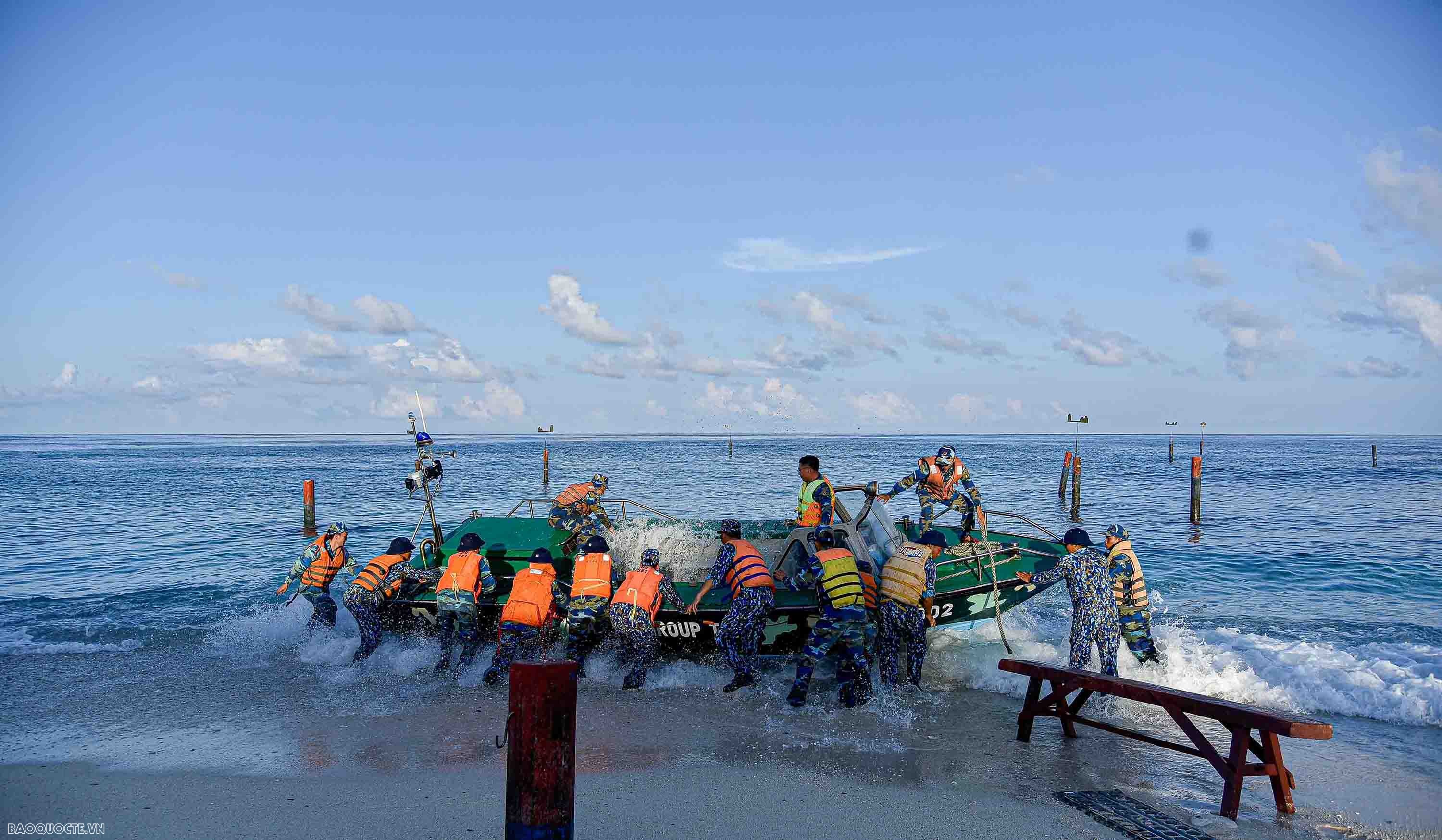 Crossing the waves to reach An Bang island