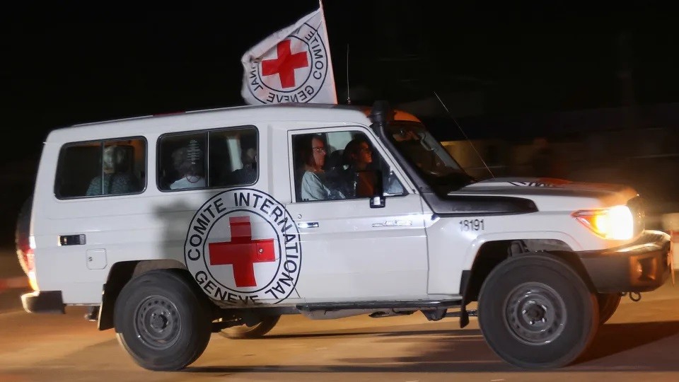 (11.25) Xe của Hội Chữ thập đỏ, được cho là chứa các con tin ở dải Gaza được trả tự do, đã tới biên giới Ai Cập. (Nguồn: Reuters)
