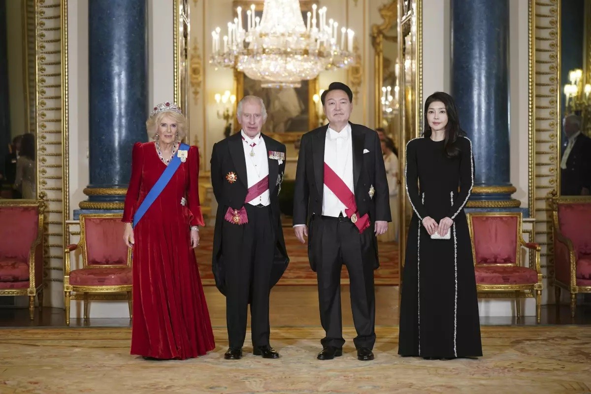 (11.25) Tổng thống Hàn Quốc Yoon Suk Yeol cùng đệ nhất phu nhân Kim Keon Hee đã nhận được sự tiếp đón thịnh tình của Vua Charles III và Hoàng hậu Camilla tại Điện Buckingham ngày 21/11. (Nguồn: AP)