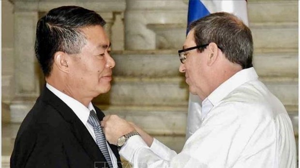 Vietnamese Ambassador conferred Cuban Friendship Medal