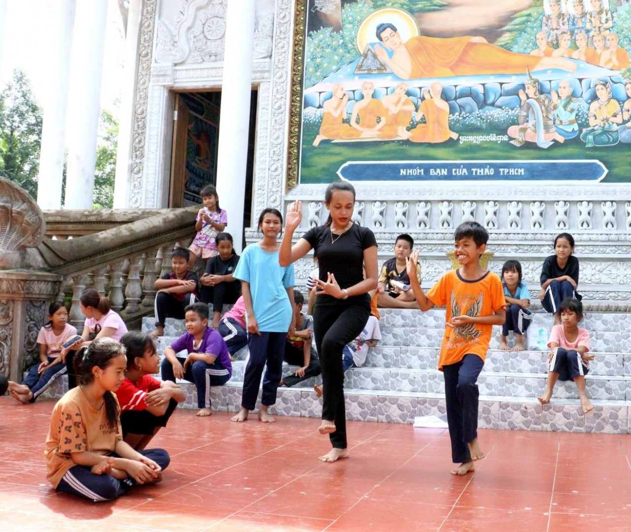 Cô gái 9x đắm mình với điệu múa Khmer