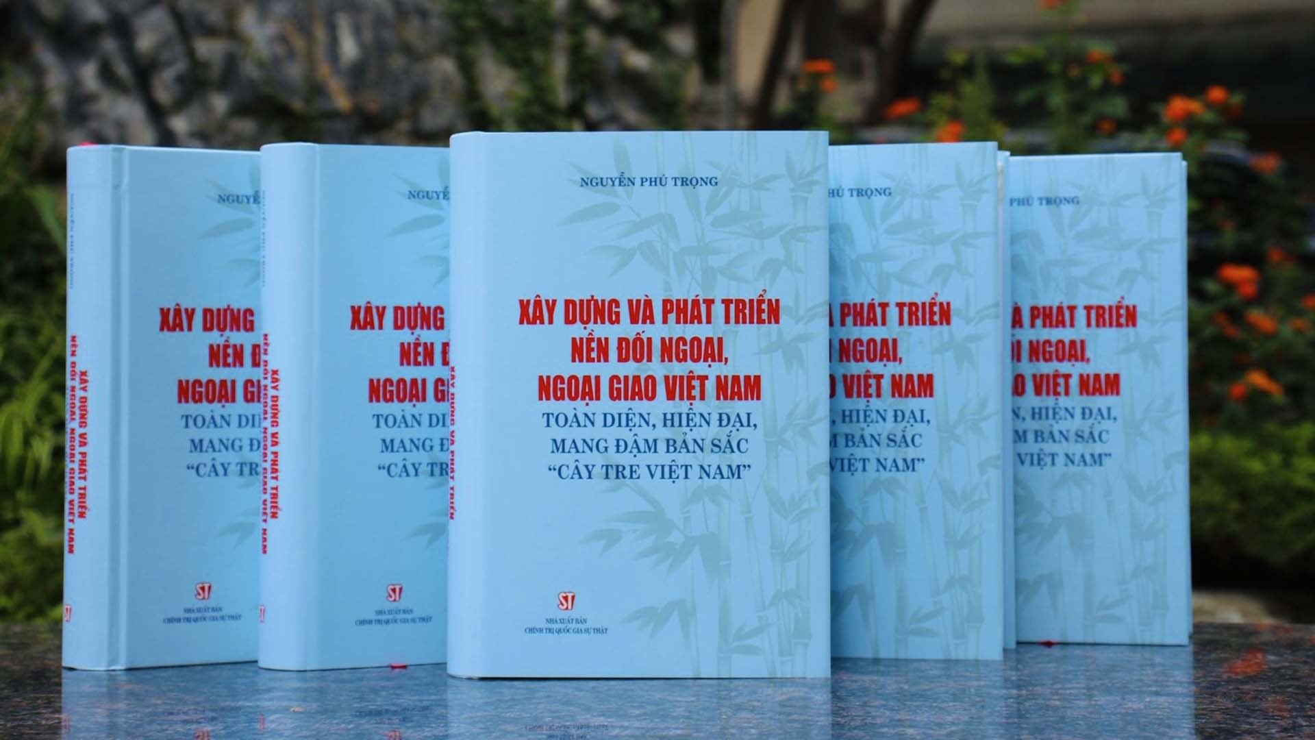 Cuốn sách “Xây dựng và phát triển nền đối ngoại, ngoại giao Việt Nam toàn diện, hiện đại, mang đậm bản sắc cây tre Việt Nam” của đồng chí Tổng Bí thư Nguyễn Phú Trọng.