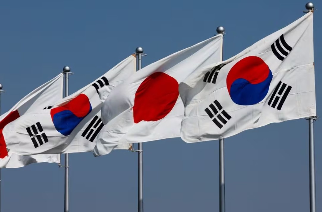 Quang cảnh quốc kỳ Hàn Quốc và Nhật Bản được kéo lên trước sự xuất hiện của Tổng thống Hàn Quốc Yoon Suk Yeol và phu nhân Kim Keon-hee, tại Sân bay Quốc tế Tokyo (Sân bay Haneda) ở Tokyo, Nhật Bản ngày 16 tháng 3 năm 2023 . REUTERS