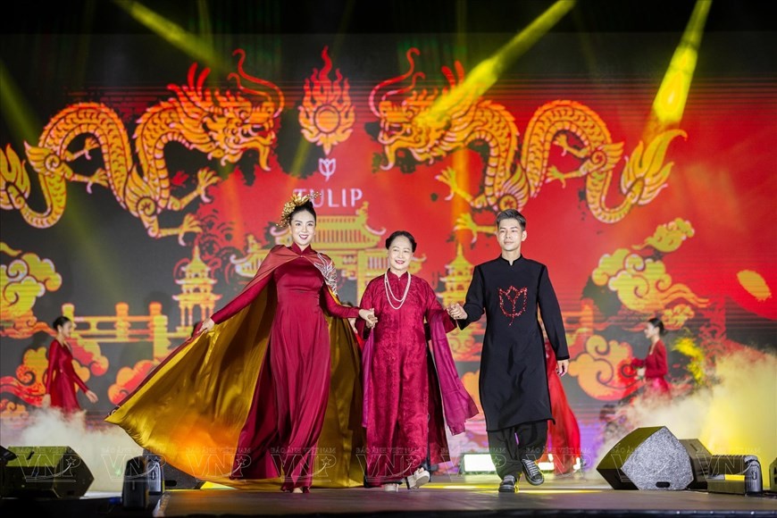 Hanoi’s past and present beauty through 'ao dai' collection Hanoi’s past and present beauty through ao dai collection