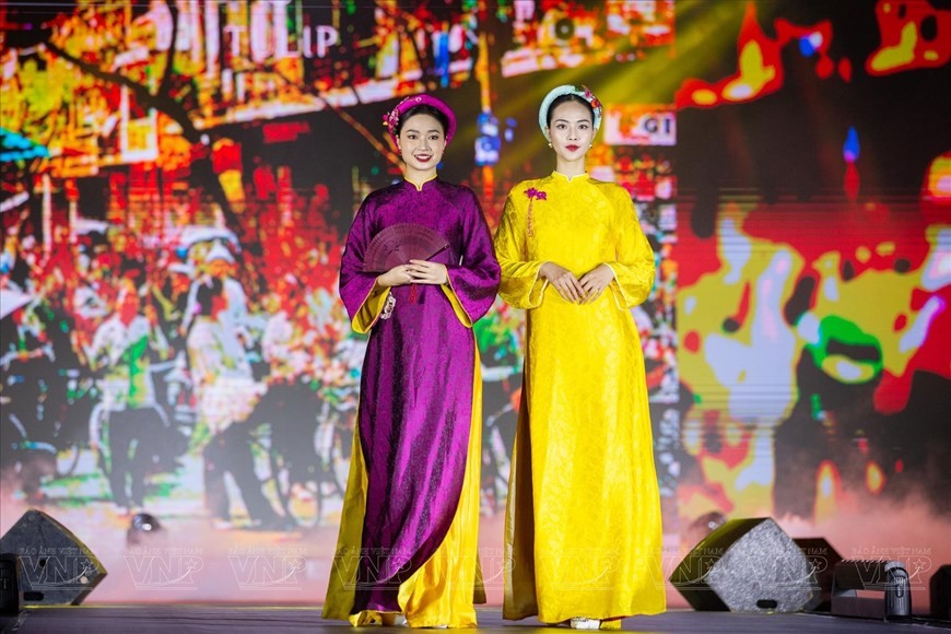 Hanoi’s past and present beauty through 'ao dai' collection Hanoi’s past and present beauty through ao dai collection