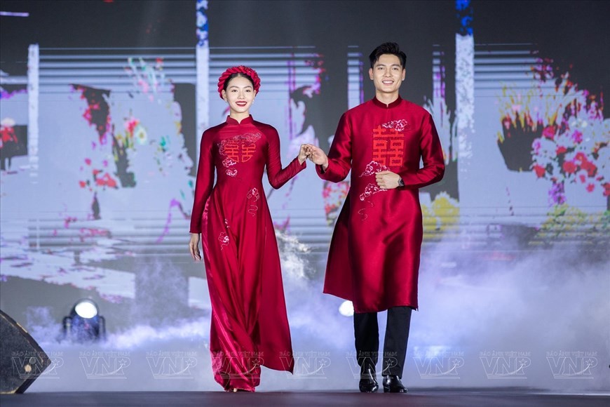 Hanoi’s past and present beauty through ao dai collection