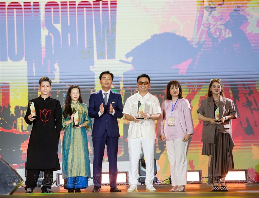 Hanoi’s past and present beauty through 'ao dai' collection Hanoi’s past and present beauty through ao dai collection