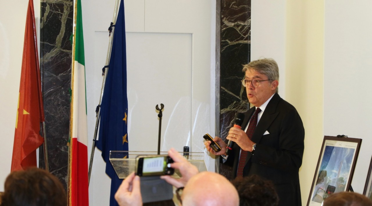 Ông Andrea Tucci, Phó Chủ tịch Tổng công ty Quản lý Cảng hàng không Milan phát biểu tại Lễ khởi động. (Nguồn: TTXVN)