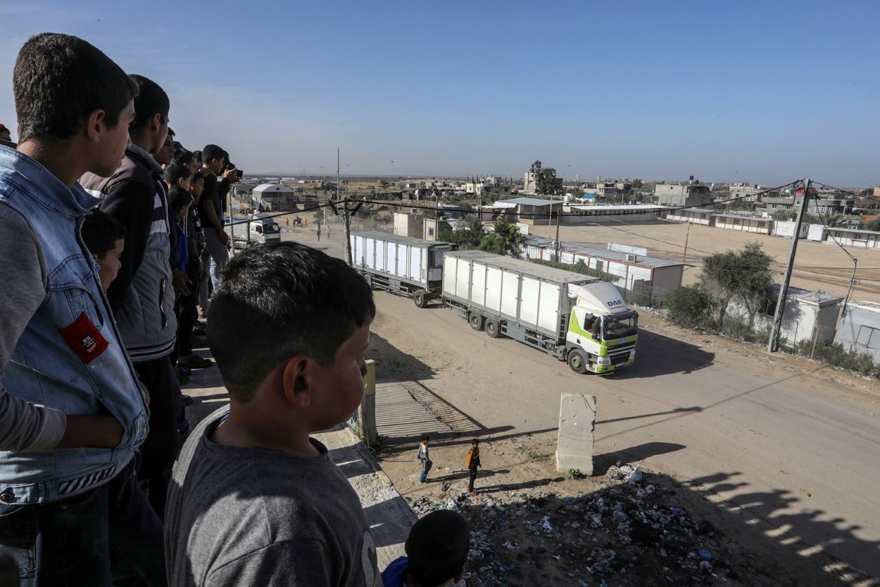 Xe tải chở hàng viện trợ nhân đạo vào Gaza qua cửa khẩu biên giới Rafah vào ngày 24/11. (Nguồn: AP)