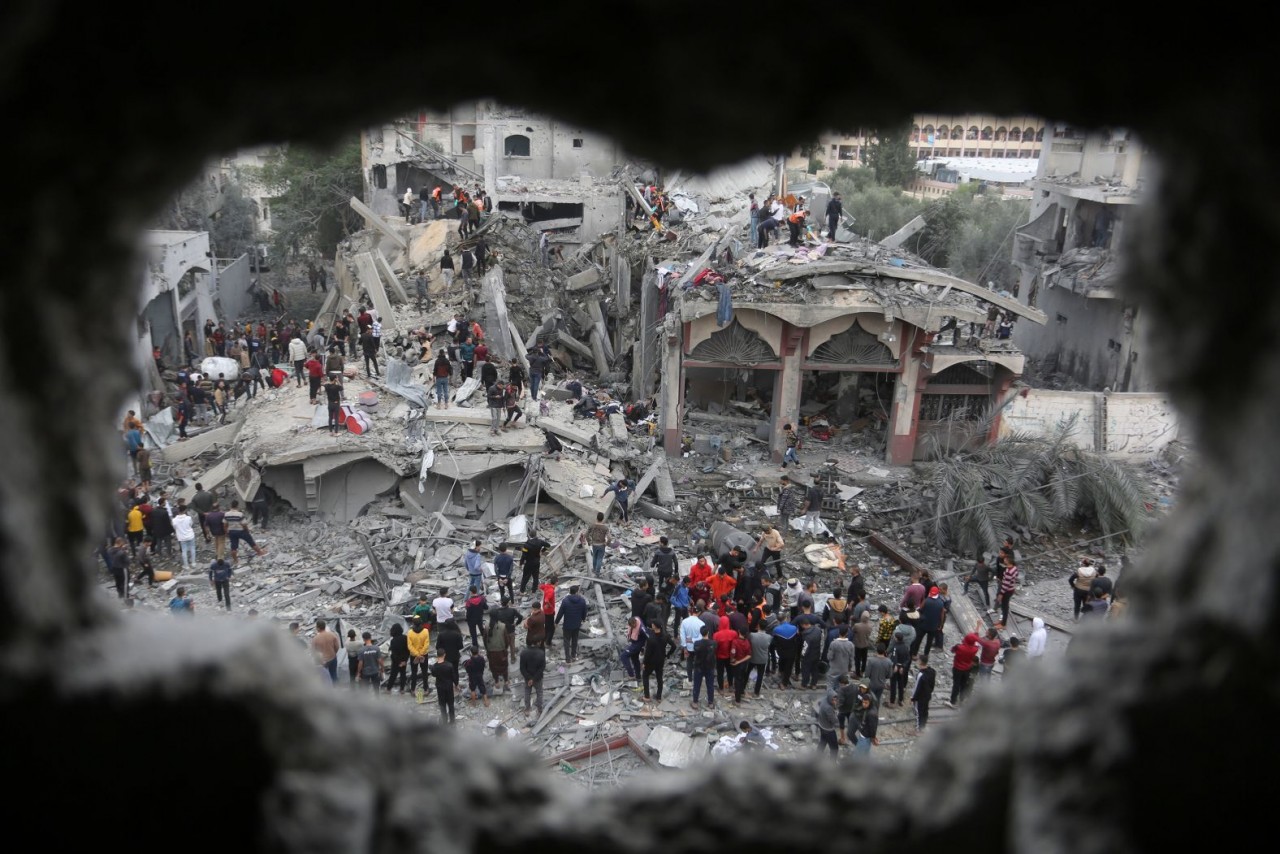 Người dân Palestine tìm kiếm những người sống sót sau cuộc tấn công của Israel ở Rafah, Gaza, ngày 22/11. Theo Văn phòng truyền thông của phong trào Hamas, tính đến ngày 21/11, số người Palestine thiệt mạng do xung đột ở Dải Gaza đã vượt qua 14.000 người 