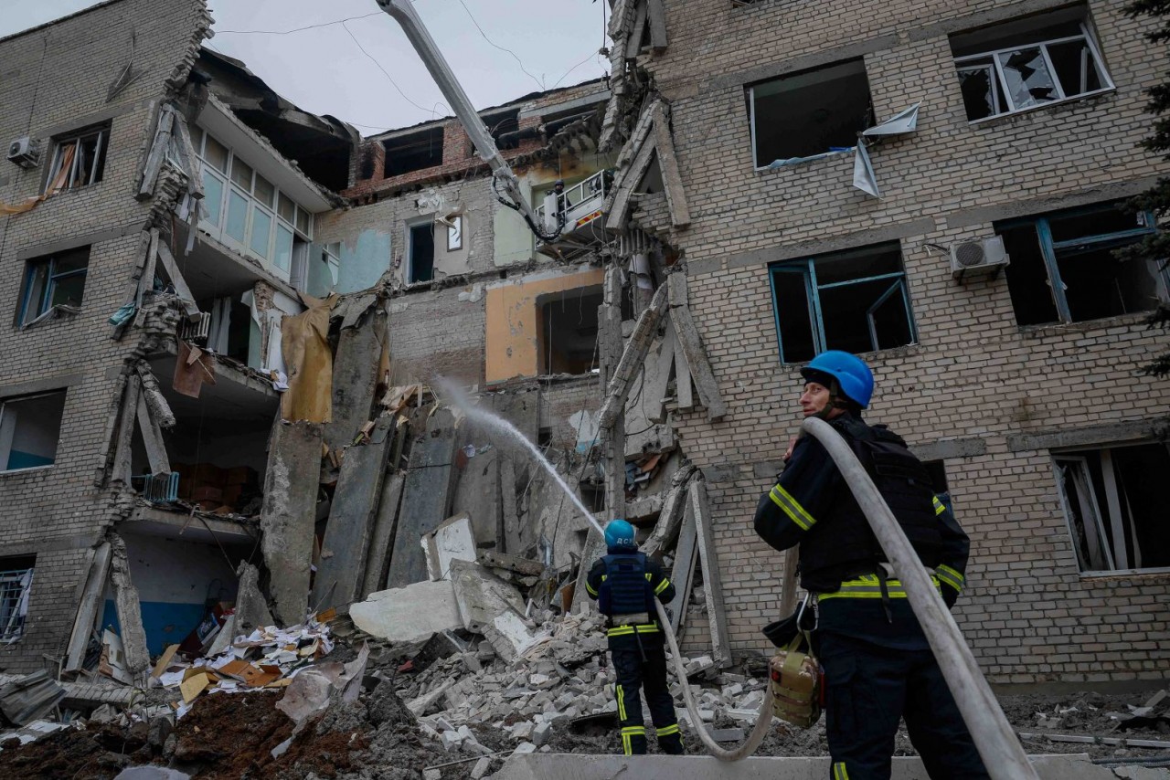 Nhân viên cứu hộ làm việc tại một bệnh viện ở Selydove, Ukraine, ngày 21/11, sau khi cơ sở này bị tấn công tên lửa trong xung đột với Nga. (Nguồn: Reuters)