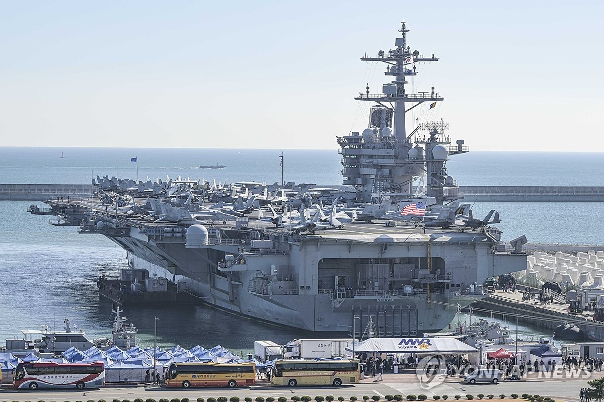 Tàu sân bay chạy bằng năng lượng hạt nhân USS Carl Vinson của Mỹ cập cảng ở thành phố cảng phía đông nam Busan vào ngày 21/11/2023. (Nguồn: Yonhap)