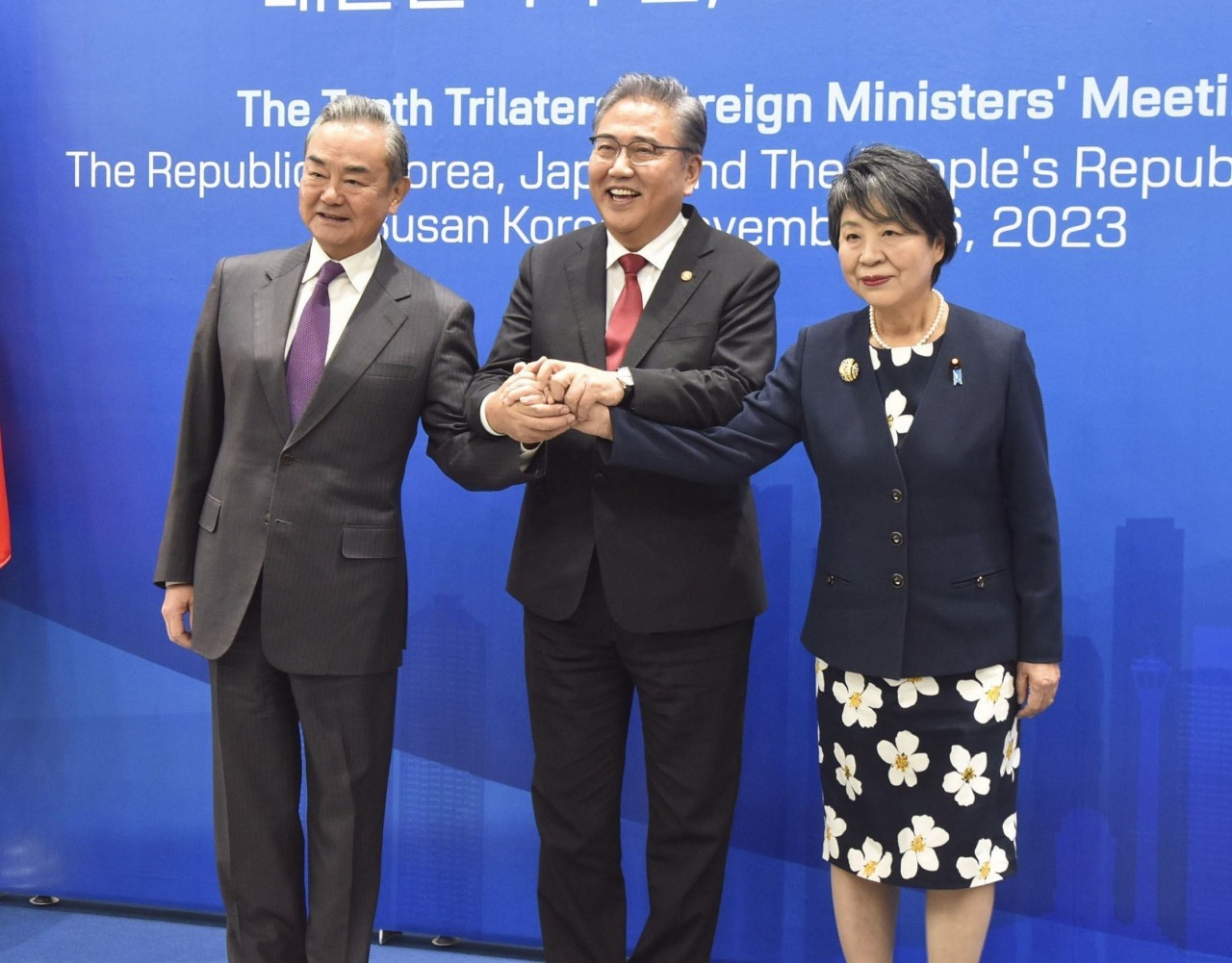 (Từ trái sang) Bộ trưởng Ngoại giao Trung Quốc Vương Nghị, Ngoại trưởng Hàn Quốc Park Jin và Ngoại trưởng Nhật Bản Yoko Kamikawa tại cuộc hội đàm ở thành phố Busan, Hàn Quốc ngày 26/11/2023. (Nguồn: Kyodo)