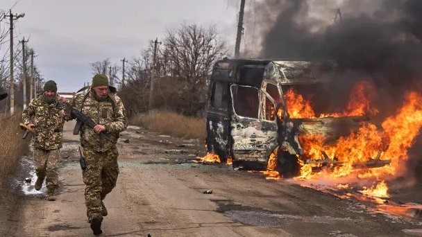 Xung đột Nga-Ukraine: Moscow chuyển hệ thống phòng không S-400 tới Ukraine; Mỹ ngưng viện trợ cho Kiev