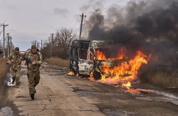 Xung đột Nga-Ukraine: Moscow chuyển hệ thống phòng không S-400 tới Ukraine; Mỹ ngưng viện trợ cho Kiev