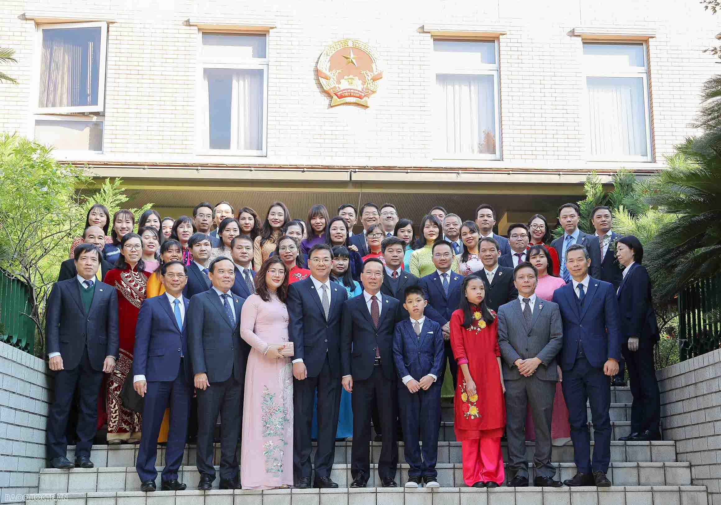 Chủ tịch nước Võ Văn Thưởng thăm cán bộ, nhân viên Đại sứ quán và cộng đồng người Việt Nam tại Nhật Bản