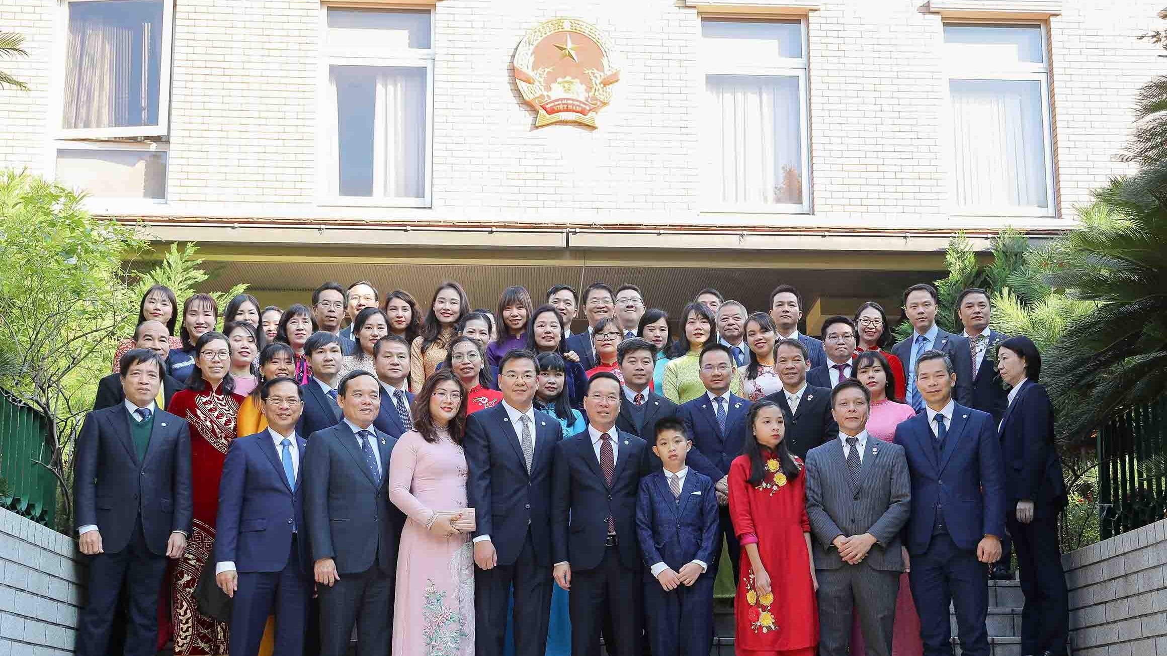 President Vo Van Thuong meets Vietnamese expatriates in Japan