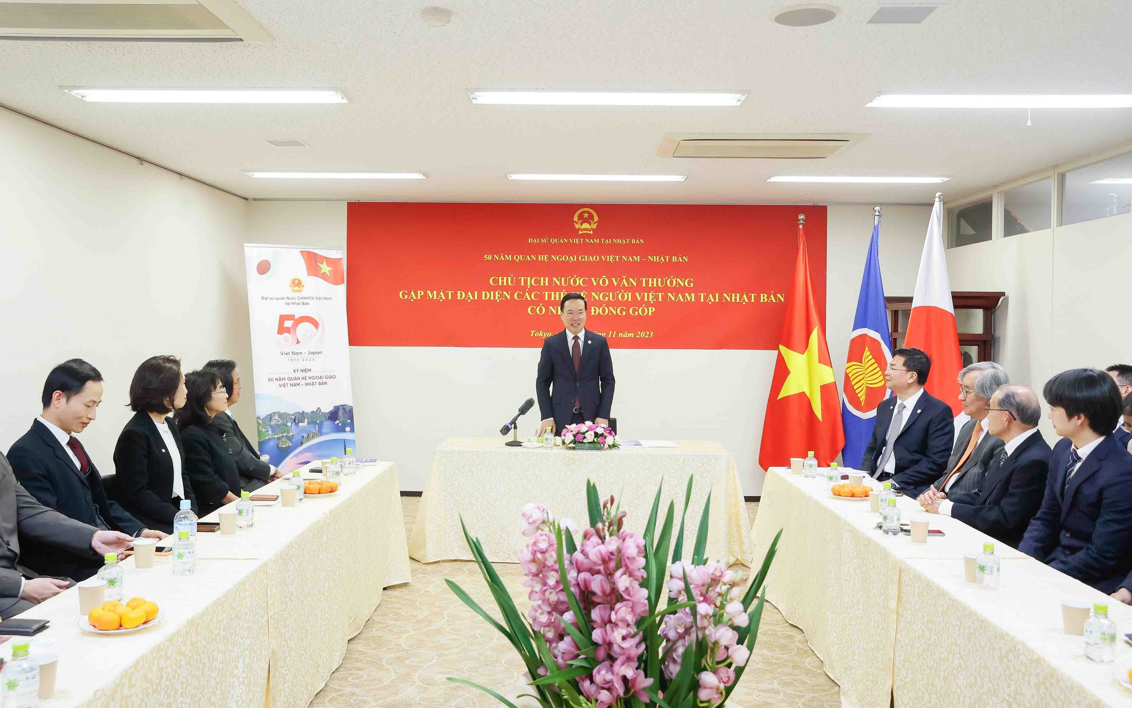 President Vo Van Thuong meets Vietnamese expatriates in Japan