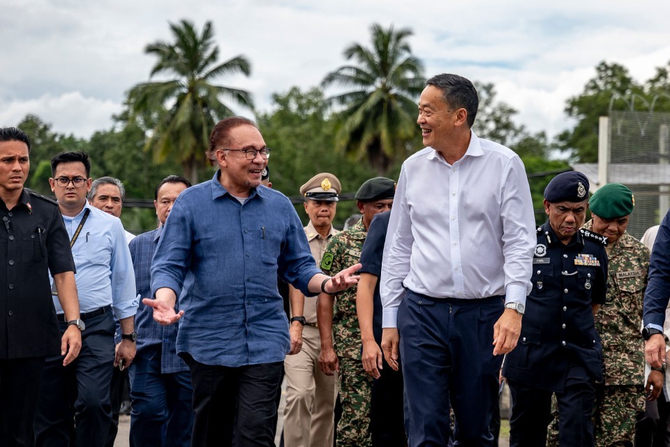  Thủ tướng Thái Lan Srettha Thavisin gặp người đồng cấp Malaysia Anwar Ibrahim tại trụ sở hải quan cửa khẩu biên giới Sadao mới mở, thuộc tỉnh Songkhla ở miền Nam Thái Lan ngày 27/11/2023. (Nguồn: AFP)