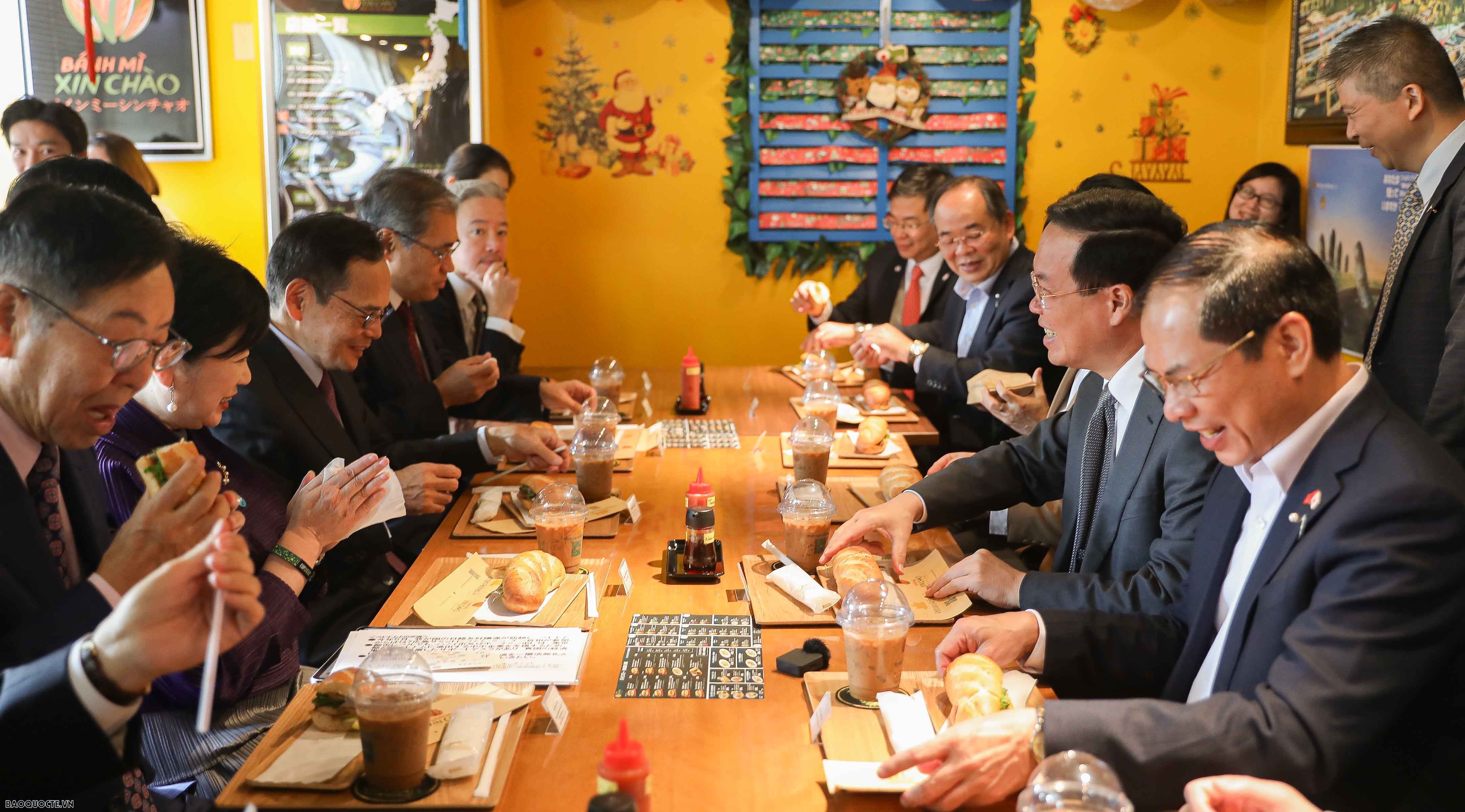 Chủ tịch nước và Phu nhân cùng quan chức và doanh nghiệp Nhật Bản thưởng thức ẩm thực Việt