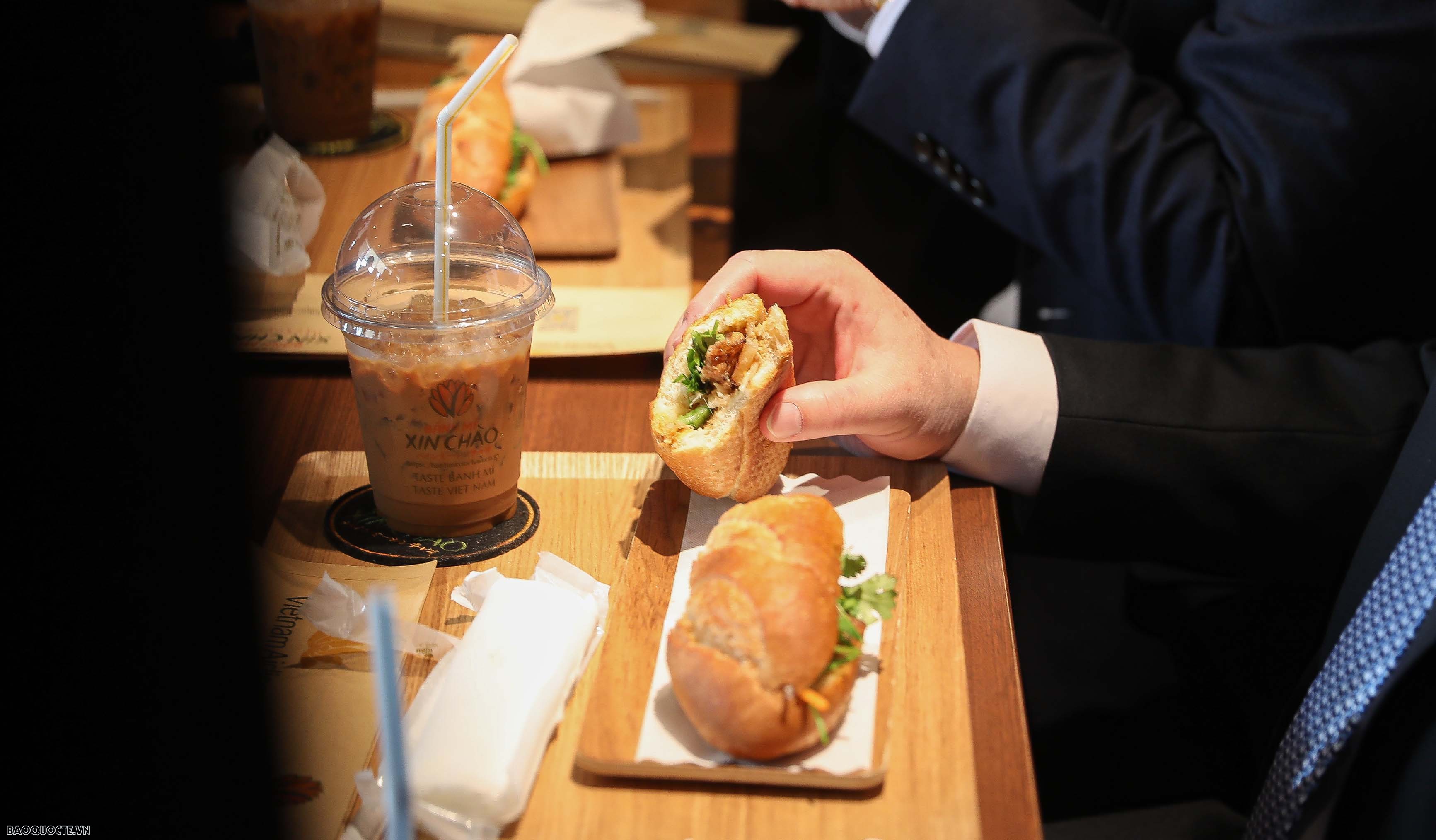 Chủ tịch nước và Phu nhân cùng quan chức Nhật Bản thưởng thức bánh mì, cafe giữa lòng Tokyo
