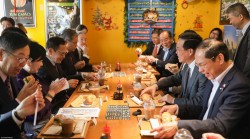 Chủ tịch nước và Phu nhân cùng quan chức Nhật Bản thưởng thức bánh mì, cafe Việt giữa lòng Tokyo