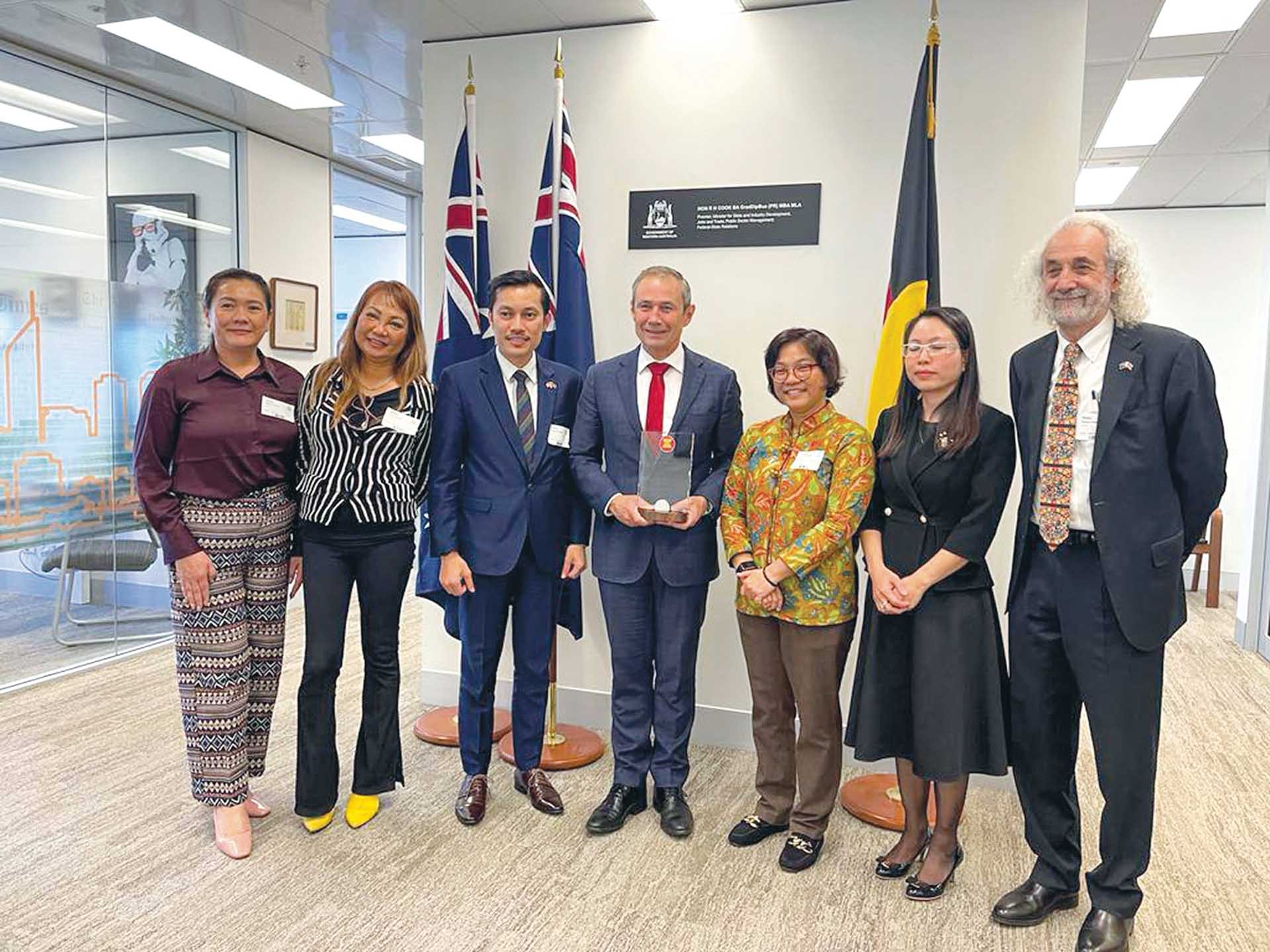 Thủ hiến bang Tây Australia Roger Cook tiếp Nhóm Lãnh sự các nước ASEAN, tháng 8/2023. (Nguồn: Tổng Lãnh sự quán Việt Nam tại Perth)