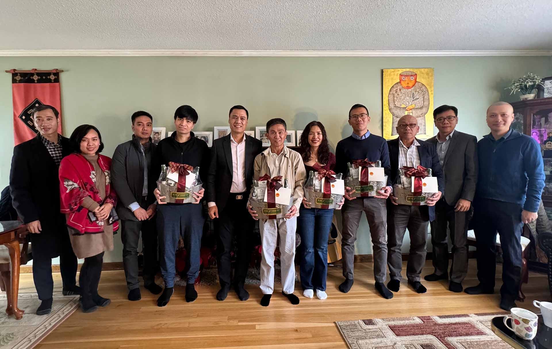 Đại sứ Đặng Hoàng Giang đến thăm và tặng quà một số trí thức người Việt tiêu biểu tại bang Connecticut.