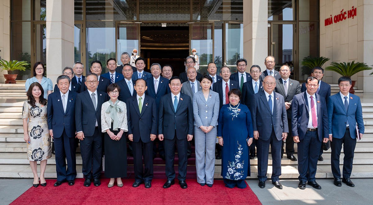 Chủ tịch Quốc hội Vương Đình Huệ tiếp Chủ tịch Liên minh Nghị sĩ hữu nghị Nhật - Việt Nikai Toshihiro cùng Đoàn các nghị sĩ, lãnh đạo địa phương và lãnh đạo các tổ chức kinh tế của Nhật Bản thăm, làm việc tại Việt Nam ngày 5/5/2023. 
