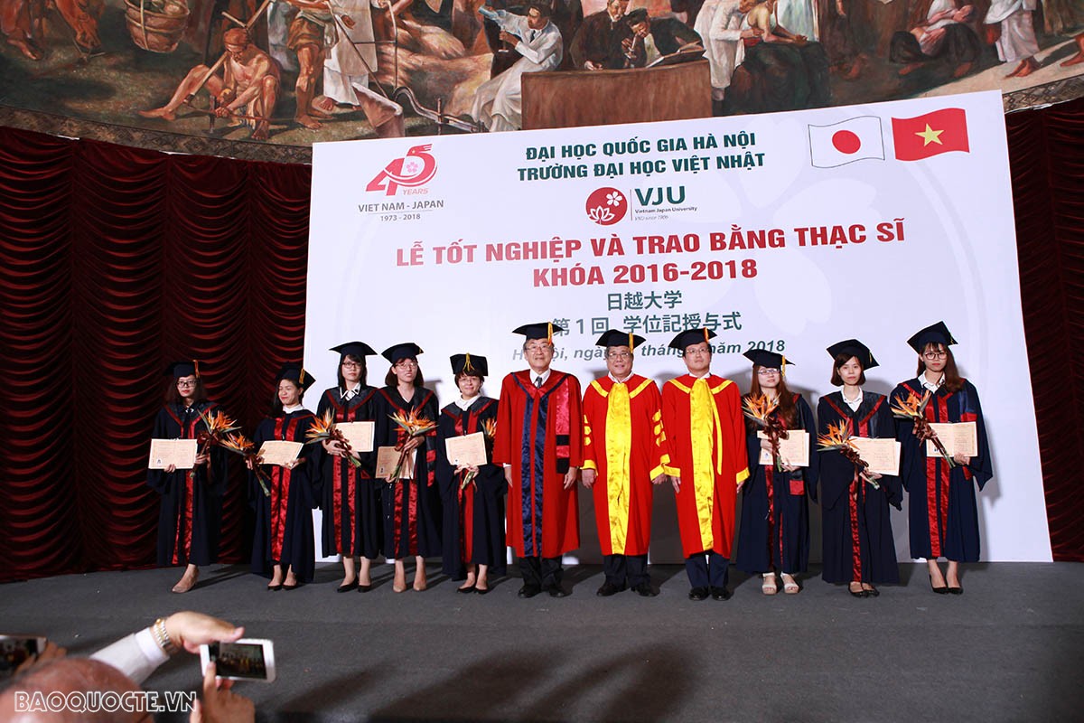 Lễ tốt nghiệp và trao bằng Thạc sĩ khóa 2016 - 2018 tại trường Đại học Việt  Nhật.