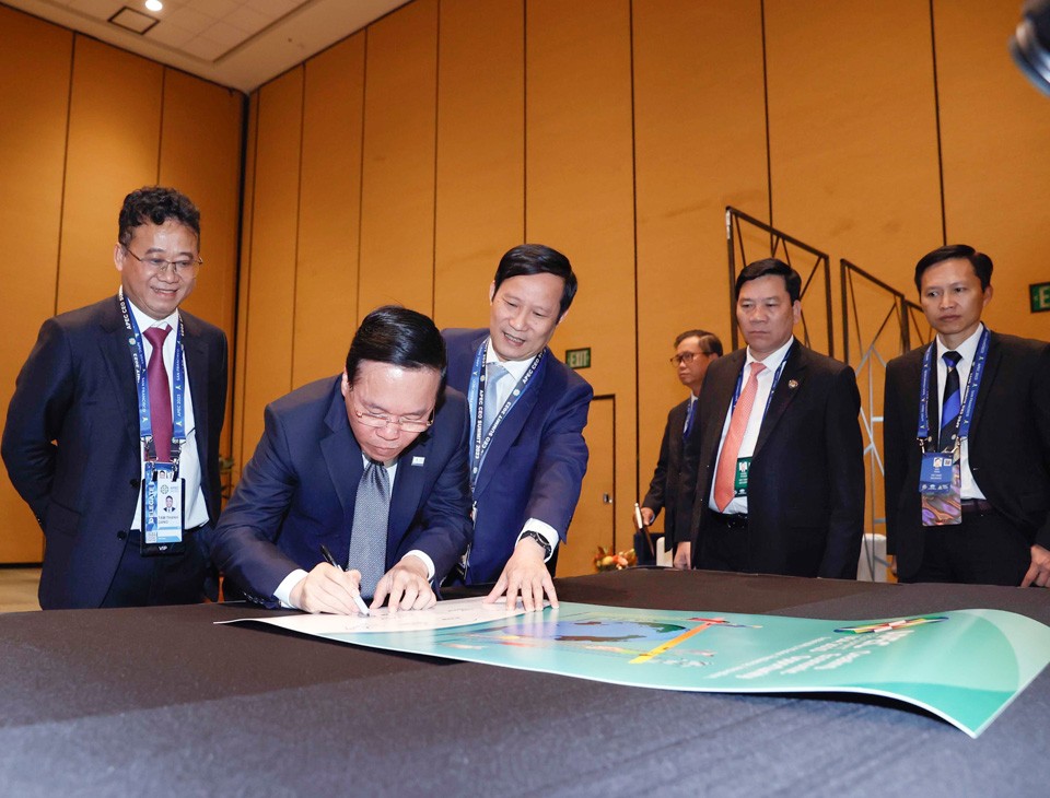 Chủ tịch nước Võ Văn Thưởng ký poster lưu niệm tại Hội nghị thượng đỉnh Doanh nghiệp APEC và thăm các gian hàng Việt Nam trưng bày tại Hội nghị.