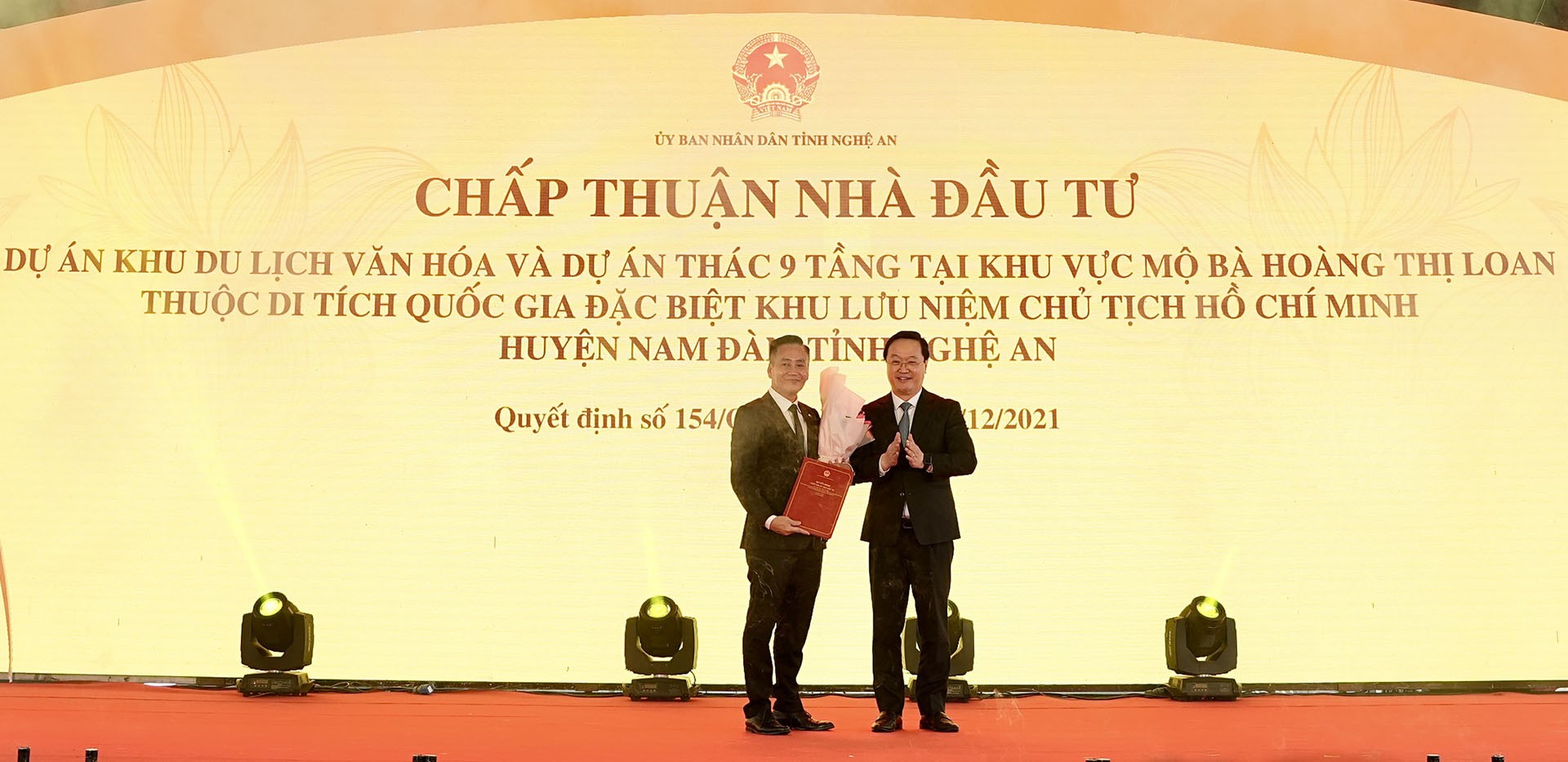 Ông Nguyễn Đức Trung, Phó Bí thư Tỉnh uỷ, Chủ tịch UBND tỉnh Nghệ An (bên phải) trao Quyết định chấp thuận Nhà đầu tư thực hiện dự án cho Ông Vũ Trọng Tuấn, Tổng Giám đốc Công ty cổ phần TMDV Tràng Thi (đơn vị thành viên của Tập đoàn T&T Group) (bên trái)