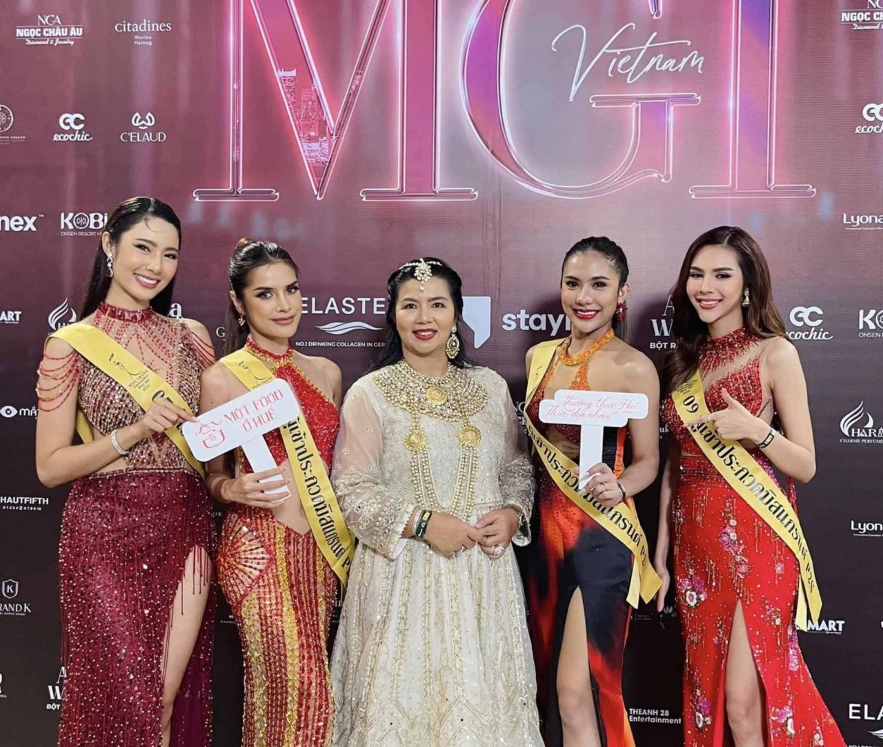 Các thí sinh Miss Grand Thailand 2023 chụp cùng Hashtag “Một Food ở Huế”. (Ảnh: BTC)