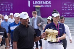 Hoa khôi bóng chuyền Kim Huệ rước cúp ở giải golf huyền thoại lần đầu tiên được tổ chức tại Việt Nam và Đông Nam Á
