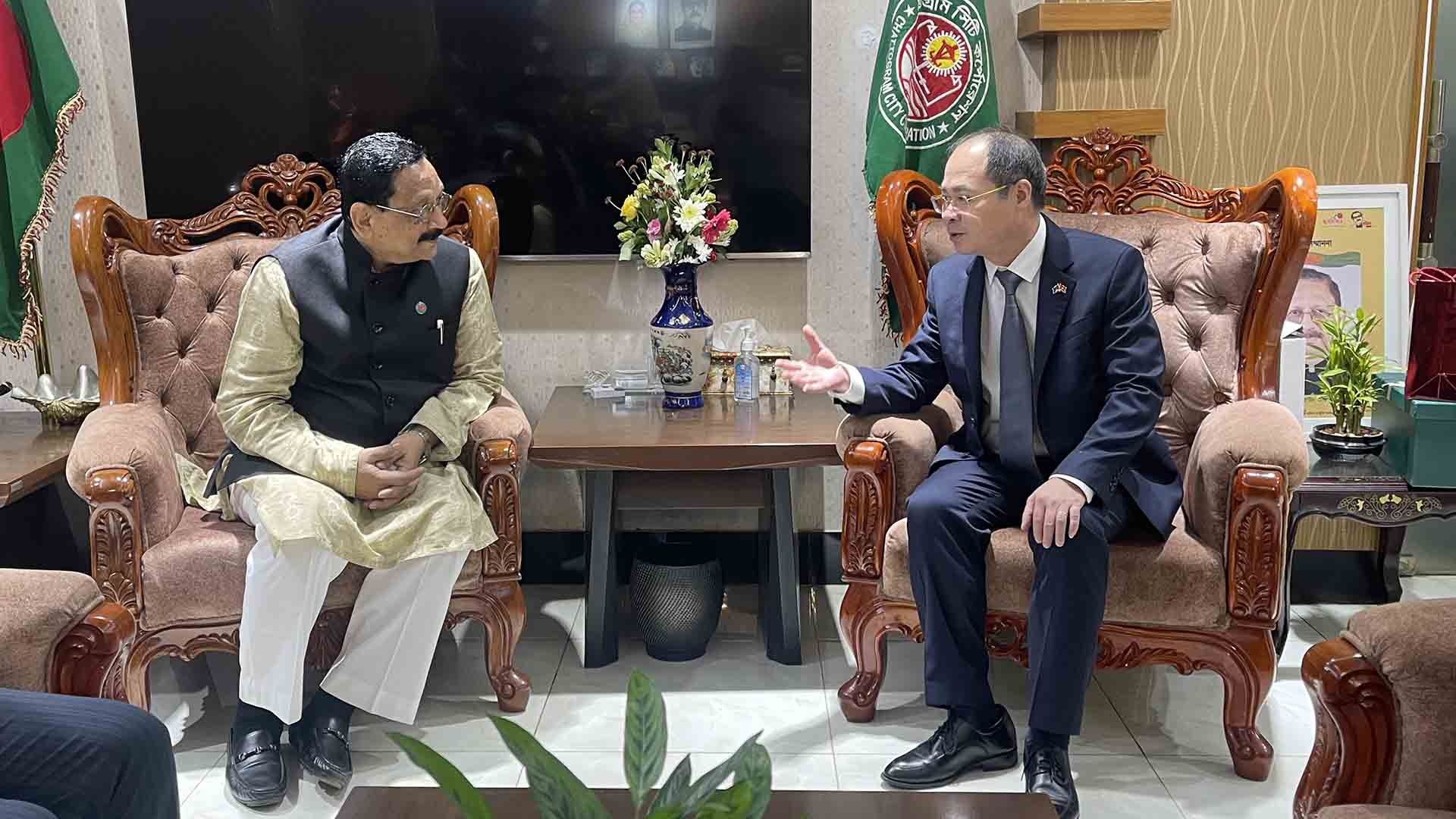Đại sứ Nguyễn Mạnh Cường làm việc với Thị trưởng TP. Chittagong Rezaul Karim Chowdhury.
