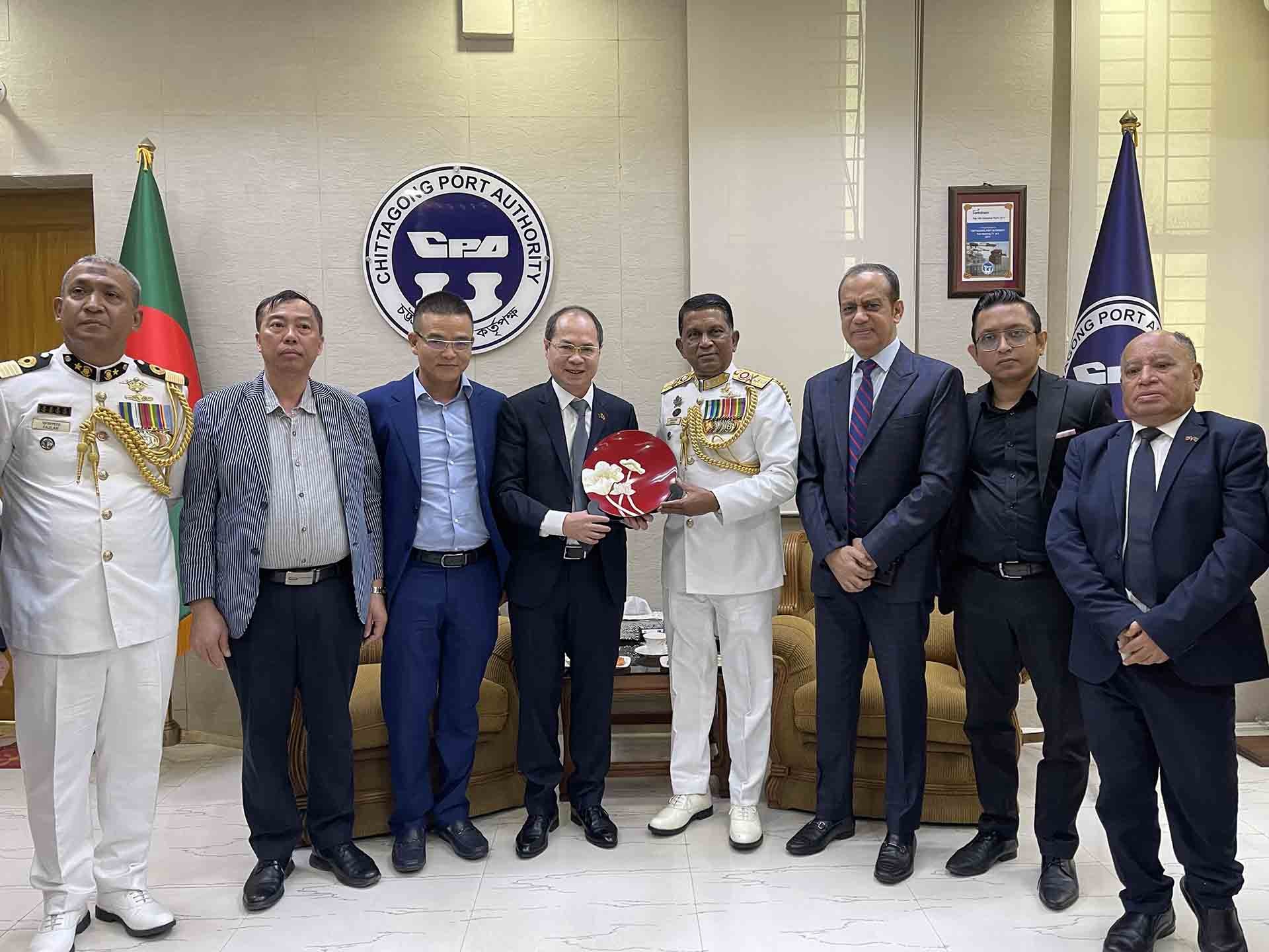 Đại sứ Nguyễn Mạnh Cường gặp Chuẩn Đô đốc Mohammad Sohail, Giám đốc Cảng vụ TP. Chittagong.