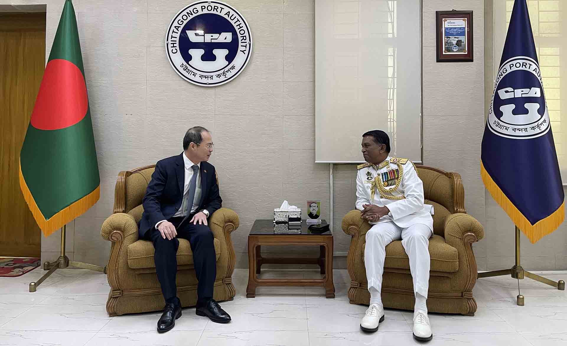 Đại sứ Nguyễn Mạnh Cường gặp Chuẩn Đô đốc Mohammad Sohail, Giám đốc Cảng vụ TP. Chittagong. 
