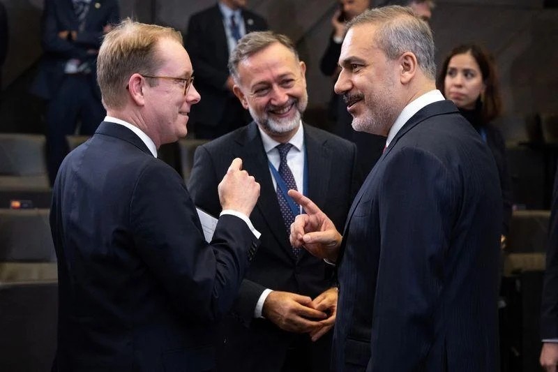 Ngoại trưởng Thổ Nhĩ Kỳ Hakan Fidan (phải) cùng người đồng cấp Thụy Điển Tobias Billstrom (trái) gặp mặt tại cuộc họp của các Ngoại trưởng NATO tại Brussels (Bỉ) ngày 28/11. (Nguồn: Reuters)