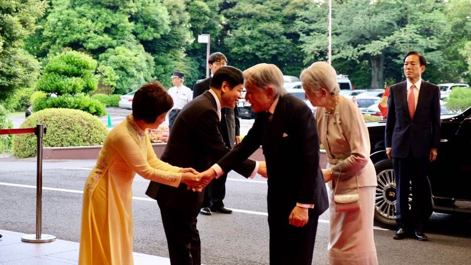 Đại sứ Nguyễn Quốc Cường cùng Phu nhân đón Nhà Vua Nhật Bản Akihito và Hoàng hậu Michiko trong chuyến thăm Việt Nam năm 2017. (Ảnh: NVCC)