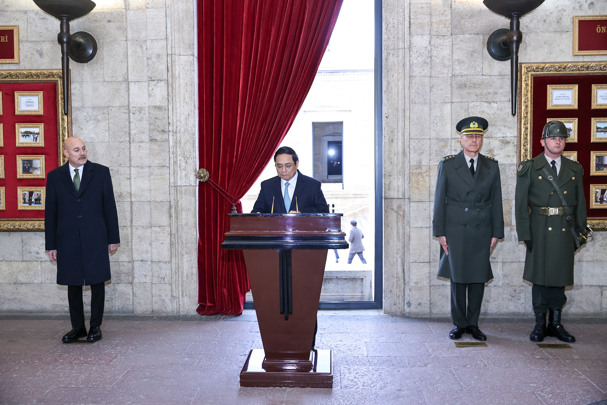 Thủ tướng Chính phủ Phạm Minh Chính và Phu nhân vào lăng viếng 'người cha của đất nước Thổ Nhĩ Kỳ hiện đại'