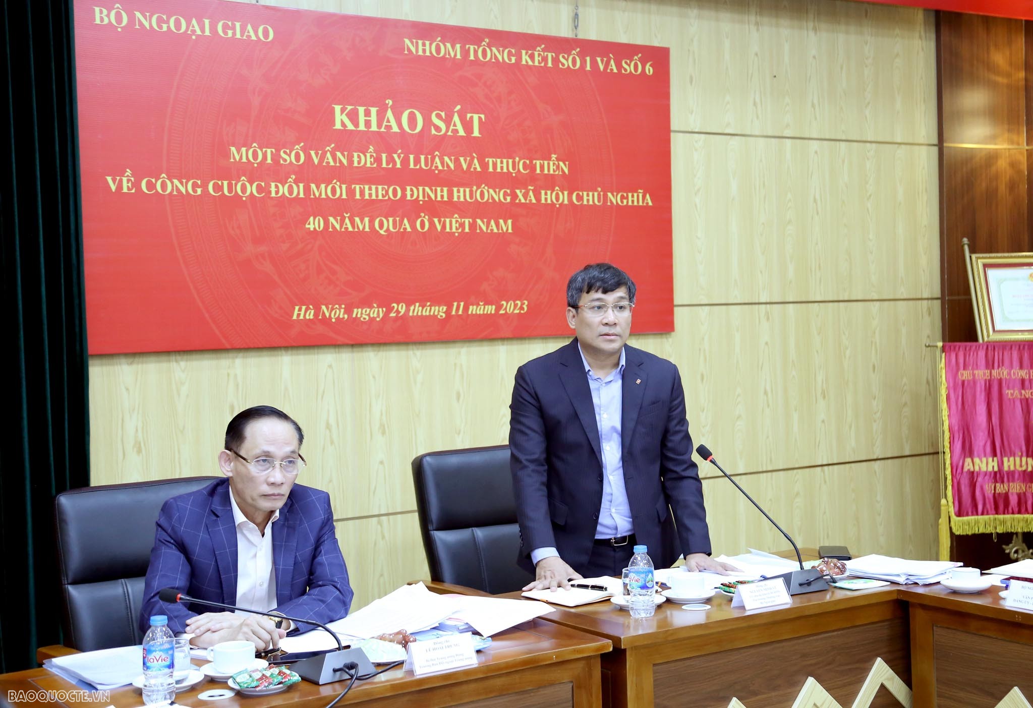 Thứ trưởng Thường trưc Ngoại giao Nguyễn Minh Vũ chủ trì họp ngóm tổng kết số 1 và số 6