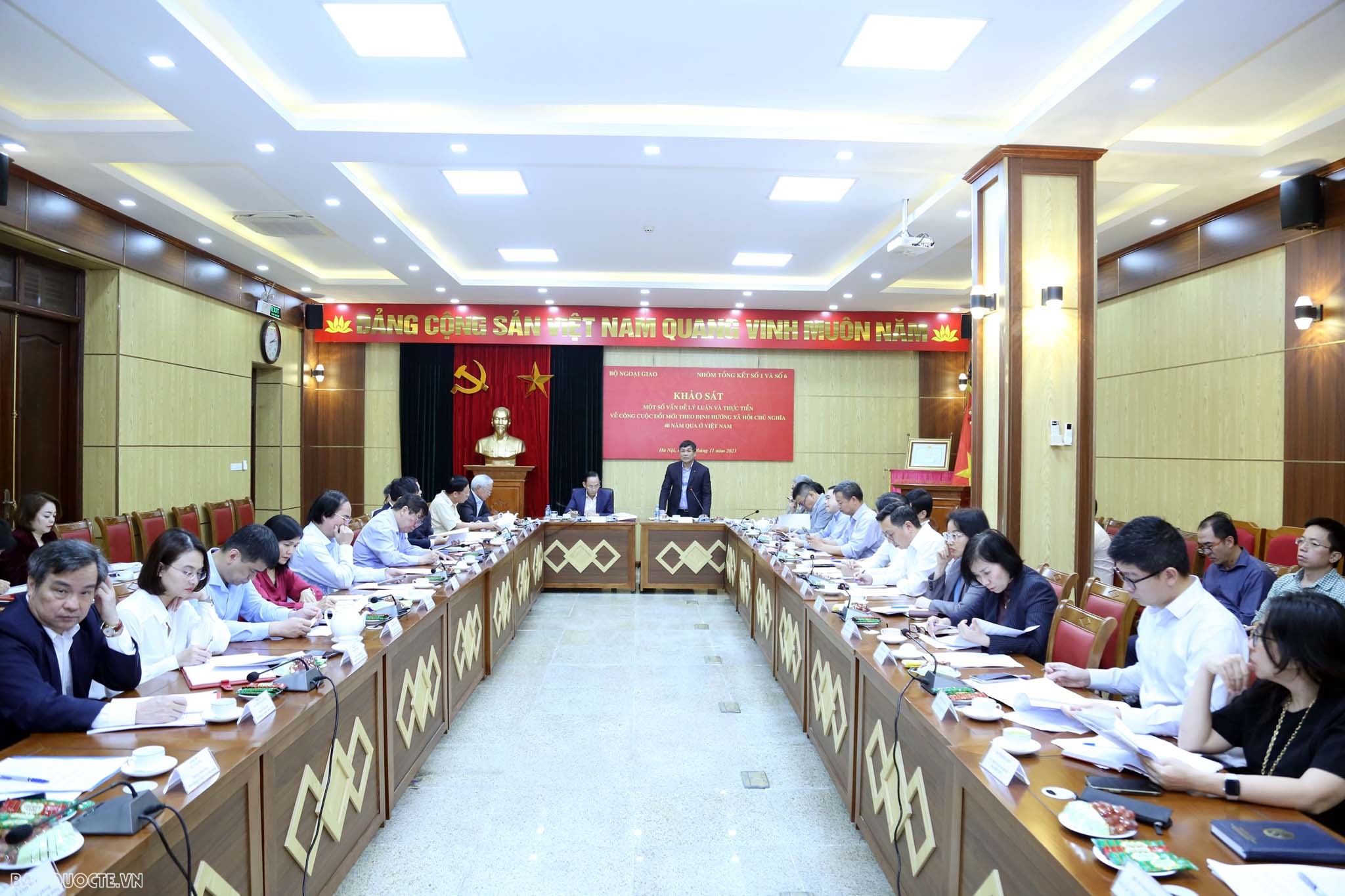 Thứ trưởng Thường trực Ngoại giao Nguyễn Minh Vũ chủ trì họp ngóm tổng kết số 1 và số 6 Thứ trưởng Thường trưc Ngoại giao Nguyễn Minh Vũ chủ trì họp ngóm tổng kết số 1 và số 6